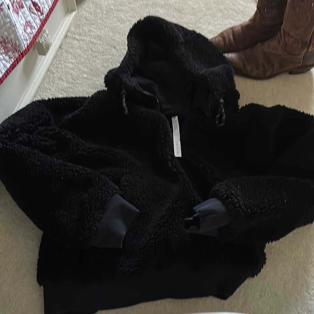 Lululemon Black Sherpa cropped hoodie